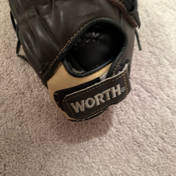 13-1/2” Pattern Worth Softball Glove Model SS135 - Picture 4 of 12